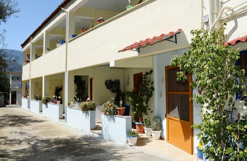 Kotsifas Rooms Tiros Exterior photo